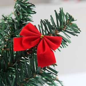 Kleine rote Samtschleifen mit Goldband für die Weihnachtsbaumdekoration und DIY-Deko