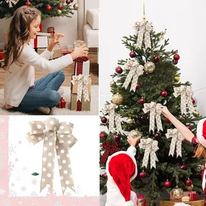 Détail de nœuds de Noël en jute à pois blancs pour cadeaux et décorations de sapin