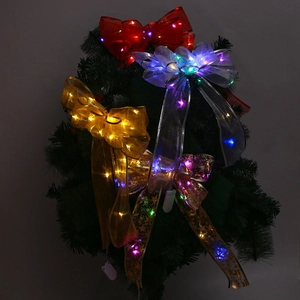 Detail von LED-Weihnachtsschleifen mit Leuchtdioden an einem Tannenbaumzweig