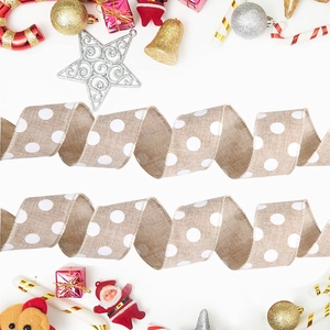 Détail de ruban de Noël en toile de jute à pois blancs parmi des décors festifs