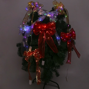 Nahaufnahme leuchtender Weihnachtsschleifen mit LED-Lichtern am Weihnachtsbaum
