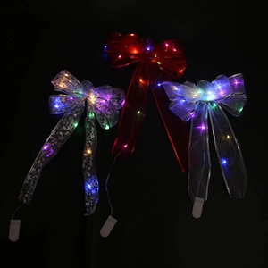 Dreiteiliges LED-Weihnachtsschleifen-Set in Rot, Silber und Netz mit bunten Lichtern