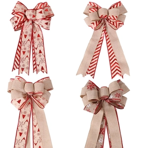 Set di quattro fiocchi natalizi rustici in lino con bordi rossi e motivi di fiocchi