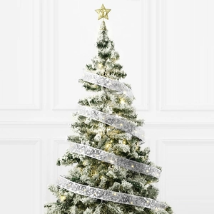 Detail eines beflockten Weihnachtsbaums mit Silberband und warmen LED-Lichtern