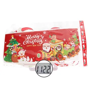 Detailansicht der Weihnachts-Türhänger mit Weihnachtsmann und Elch auf einer Digitalwaage