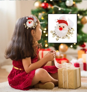 Detalle de la horquilla de Papá Noel con lentejuelas y adornos de estrellas doradas