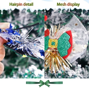 Barrettes de Noël avec nœuds à paillettes vertes et maille de renne sur fond de fête