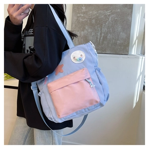 Detail der blau-rosa Kontrast-Tragetasche mit Sternapplikationen und Tunnelzug-Seitentasche
