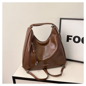 Détail du grand sac cabas vintage marron avec fermeture éclair et logo de mode