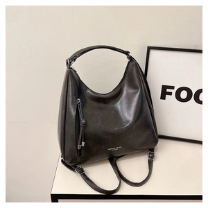 Détail du sac à dos en cuir synthétique noir avec fermeture éclair verticale et métal