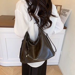 Sac à dos vintage marron en cuir de grande capacité pour femme porté à l'épaule