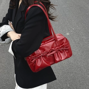 Borsa sottobraccio in pelle lucida rosso scuro con pieghe e fiocchi decorativi