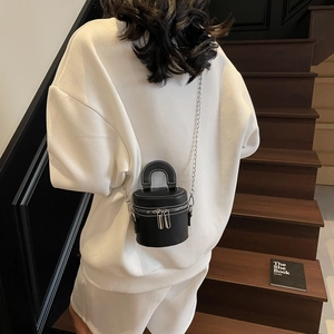 Minimalistische schwarze Zylindertasche mit Kontrastnaht und silberner Kette