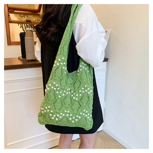 Détail du sac cabas vert au crochet avec perles et motif ajouré en losange