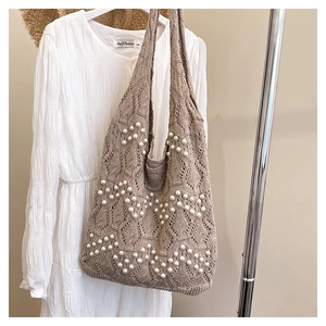 Détails du sac hobo en maille marron clair orné de perles blanches en vagues chic
