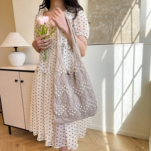 Sac fourre-tout en tricot beige minimaliste pour femmes avec motif de perles blanches chic