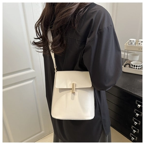 Détail du sac bandoulière blanc en cuir avec fermoir élégant en boucle métallique dorée