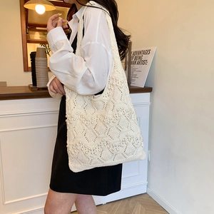 Sac fourre-tout tissé crème chic avec perles pour la mode estivale 2025