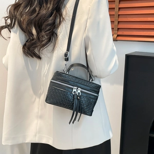 Sac boîte noir tissé minimaliste avec longues franges et fermetures éclair argentées