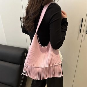 Borsa tote rosa bohémien con lunghe frange da donna indossata a spalla in stile casual