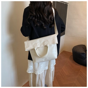 Vista trasera de una modelo que lleva un bolso tote de cuero PU en color blanco crema