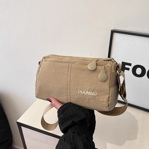 Sac bandoulière polyvalent en nylon kaki avec texture 3D et broderie de lettres blanches