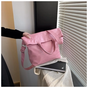 Detalle del bolso tote de cuero rosa con correa ajustable y costuras de alta calidad