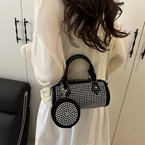 Sac à main cylindre noir tendance avec clous argentés et bandoulière amovible