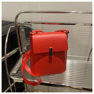 Détail de sac carré en cuir rouge vif avec boucle en métal doré élégante et moderne