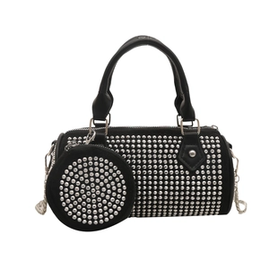 Sac Boston noir avec clous argentés et mini pochette ronde assortie sur la chaîne