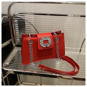 Vue détaillée du sac carré en cuir PU mat rouge avec boucle de luxe en strass