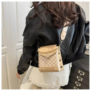 Détail du sac bandoulière avec motif classique, fermoir cœur doré et sangle