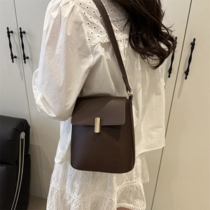 Sac bandoulière minimaliste en cuir marron foncé avec boucle dorée pour femmes