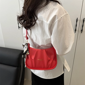 Sac bandoulière carré rouge plissé moderne avec foulard et lettrage doré chic