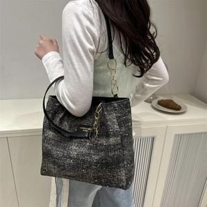 Retro black star-pattern tote bag with elegant gold chain strap for daily commute