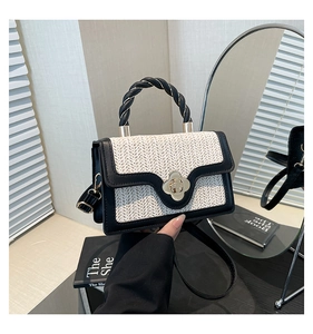 Nahaufnahme der gewebten V-Struktur und des Kleeblatt-Verschlusses der Handtasche