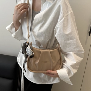 Sac bandoulière beige chic texturé avec foulard à pois et bandoulière réglable
