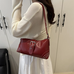 Sac à main carré en cuir rouge pour femme avec clous argentés et bandoulière réglable
