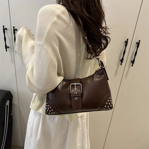 Petit sac carré marron foncé tendance avec rivets argentés et bandoulière réglable