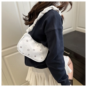 Détail du sac hobo blanc avec imprimés de chats et bandoulière à volants froncés