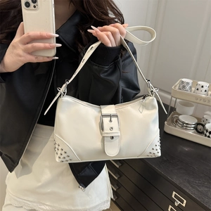Petit sac carré chic crème avec clous argentés et détail de boucle décorative