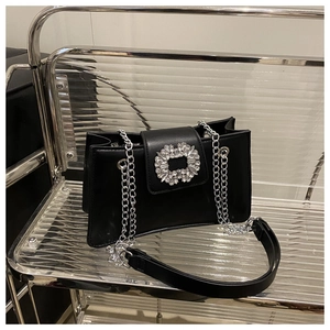 Détail de la boucle en cristal carré et du cuir PU poli sur ce sac à rabat noir