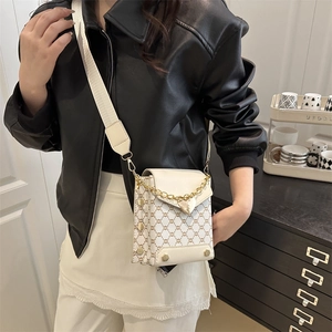 Petit sac à bandoulière crème avec monogramme, fermoir cœur et bandoulière chaîne femme