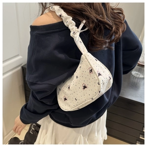Détail du sac croissant blanc avec pois colorés, oursons et bandoulière froncée