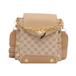 Sac à bandoulière beige minimaliste avec monogramme vintage et chaîne à pendentif coeur