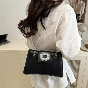 Sac à bandoulière en cuir noir avec boucle en cristal et bandoulière en chaîne