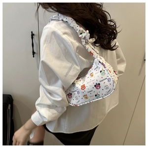 Détail du sac blanc avec motifs d'ours colorés et bandoulière froncée style nuage