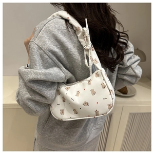 Détail du sac sous l'aisselle blanc en demi-lune avec imprimé koala et bandoulière tissu