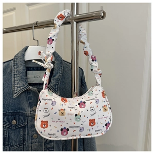 Détail du sac à bandoulière plissé blanc avec imprimés oursons et textes colorés