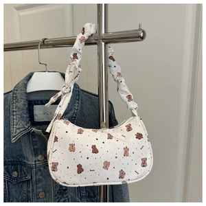 Détail du sac croissant blanc avec imprimés d'ours et bandoulière froissée style nuage